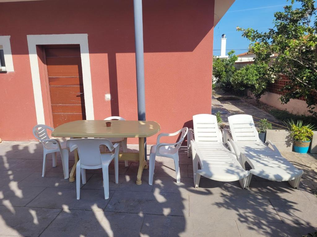 ビナロスにあるVilla Marinaのテーブルと椅子