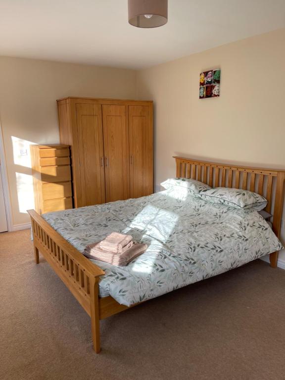 1 dormitorio con 1 cama grande con marco de madera en Spacious 8 bed house Kirkby in Ashfield Nottingham en Kirkby in Ashfield