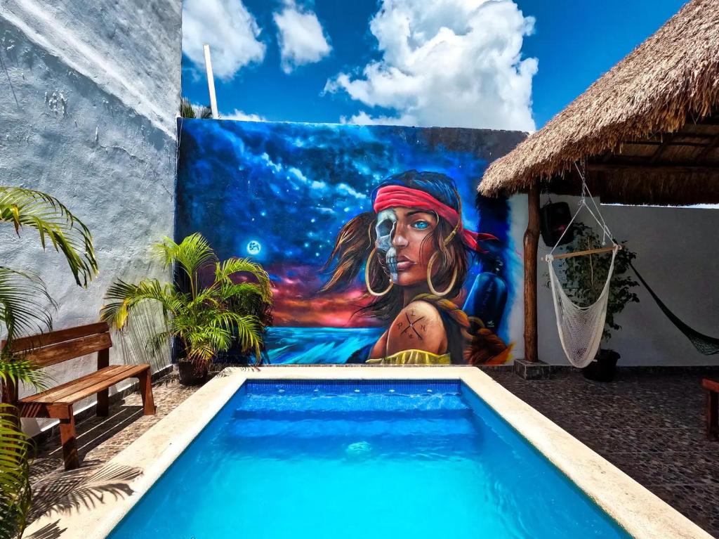 - une fresque murale sur le côté d'une maison avec piscine dans l'établissement La Perle Noire - Auberge, à Cozumel