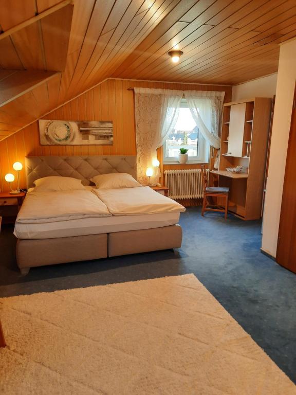 una camera con letto e soffitto in legno di Privatzimmer in Augsburg-Haunstetten a Augusta (Augsburg)