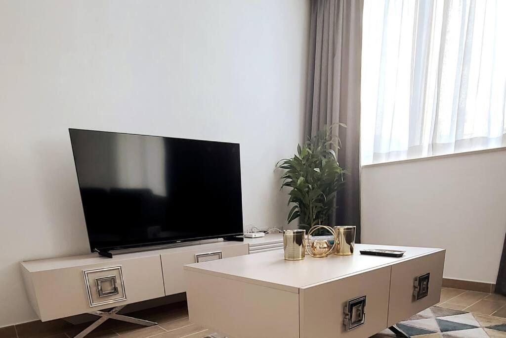 TV a/nebo společenská místnost v ubytování Luxury apartment in Yas Island