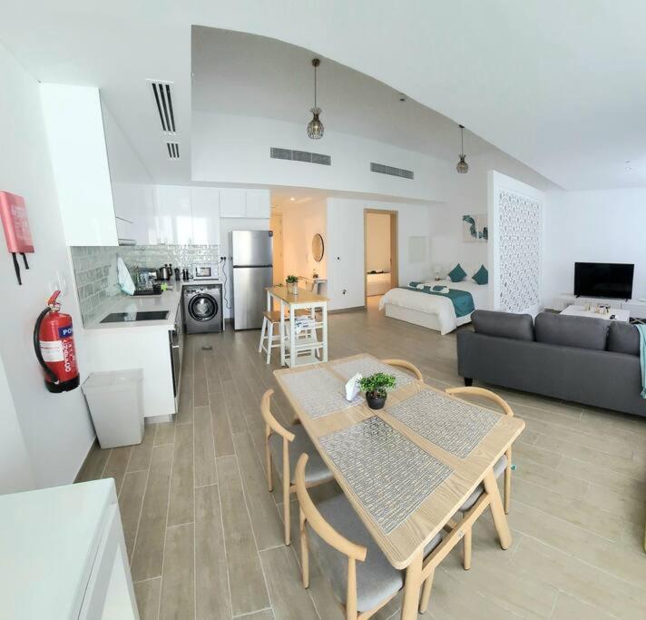 Kuchyň nebo kuchyňský kout v ubytování Luxury apartment in Yas Island