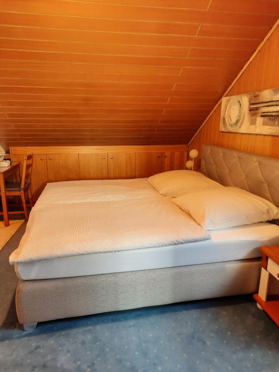 Privatzimmer in Augsburg-Haunstetten - Tweepersoonskamer Met Eigen Badkamer