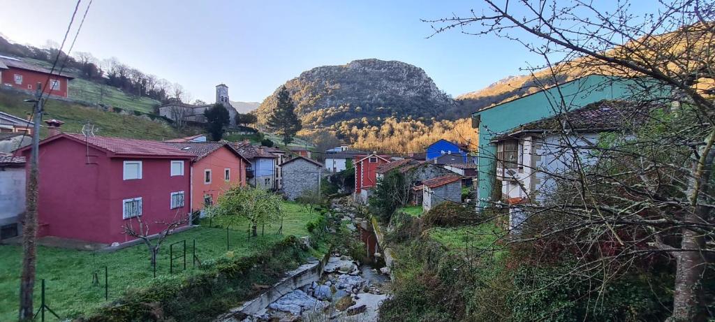una piccola cittadina con una montagna sullo sfondo di Precioso apartamento a pie de montañas y playas a Carreña de Cabrales