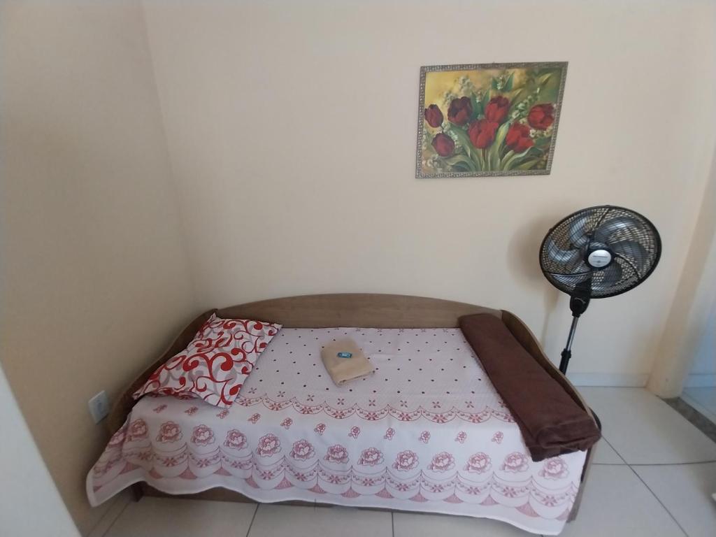 Ce lit se trouve dans un dortoir doté d'un ventilateur. dans l'établissement Projetada com Joao, à Campos dos Goytacazes