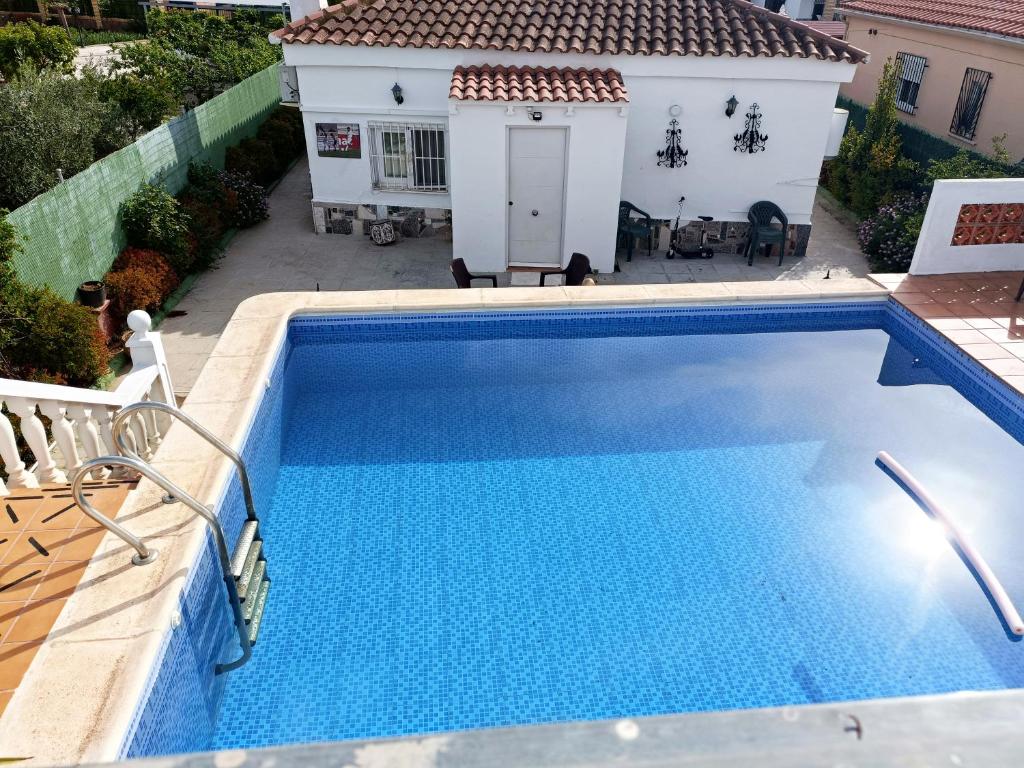 Bazén v ubytovaní Beautiful quiet house with private pool in City of Music Lliria,22 minutes from valencia alebo v jeho blízkosti