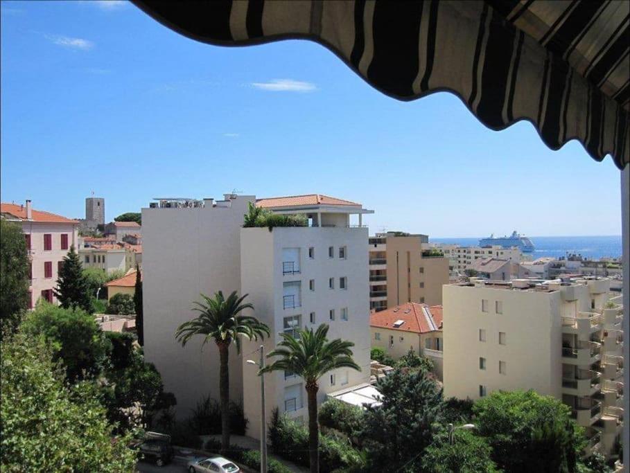 - une vue sur une ville avec des palmiers et des bâtiments dans l'établissement Centre et plage tout à pied échappée mer, à Cannes