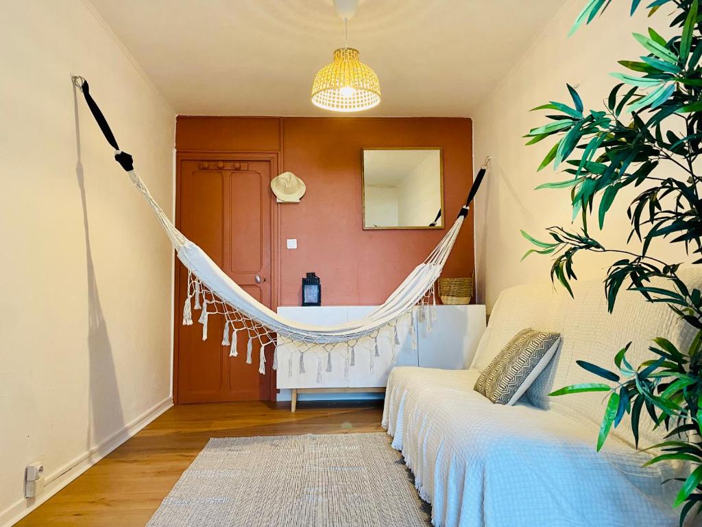 a bedroom with a hammock in a room at Maisonnette climatisée à 35m de la plage de La Capte Hyères in Hyères