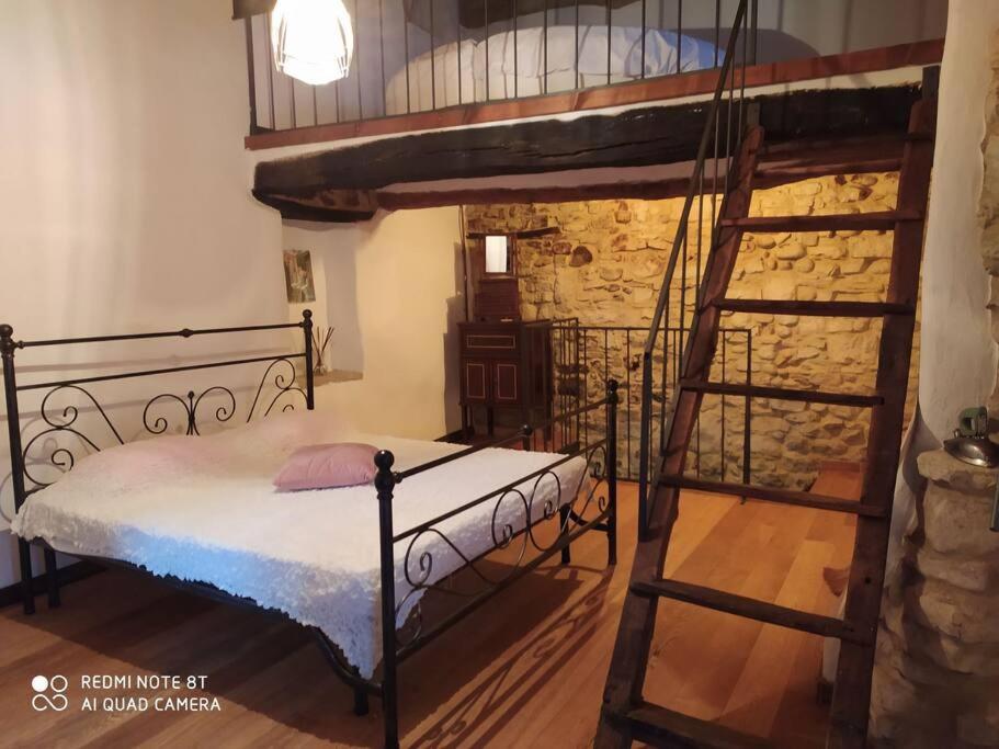 1 dormitorio con litera y escalera en Ca' Marcella terra cielo tre livelli con soppalco, en Montetiffi