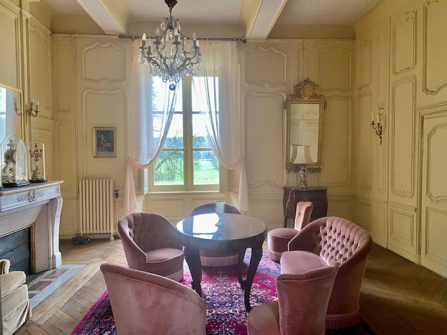 Zdjęcie z galerii obiektu Château historique XVIIIe Parc 4ha Rivière w mieście Rimaucourt