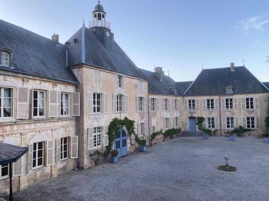 Zdjęcie z galerii obiektu Château historique XVIIIe Parc 4ha Rivière w mieście Rimaucourt