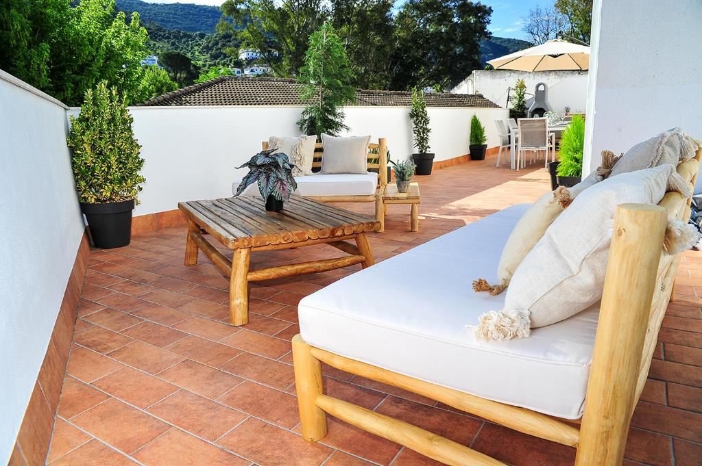 - un patio avec 2 chaises et une table dans l'établissement Mardelunas, à El Bosque