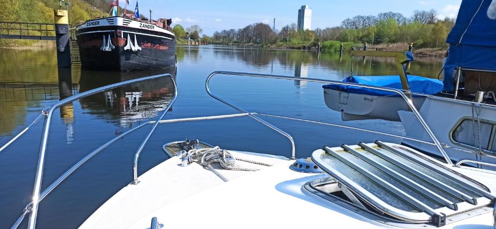 Výhled na řeku, která protéká v blízkosti ubytování na lodi