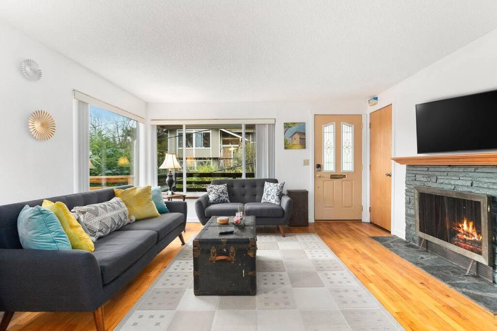 ein Wohnzimmer mit einem Sofa und einem Kamin in der Unterkunft Hillside on North Queen Anne in Seattle