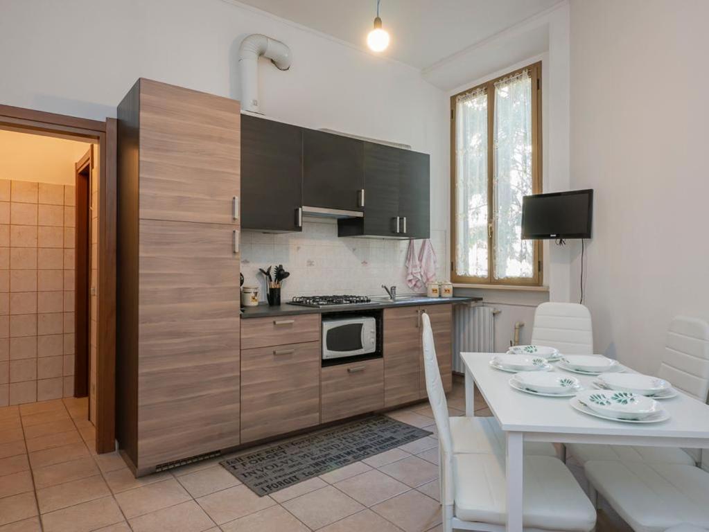 Il comprend une cuisine avec une table blanche et une cuisinière. dans l'établissement Suite Sauro 6 Guest, à Milan
