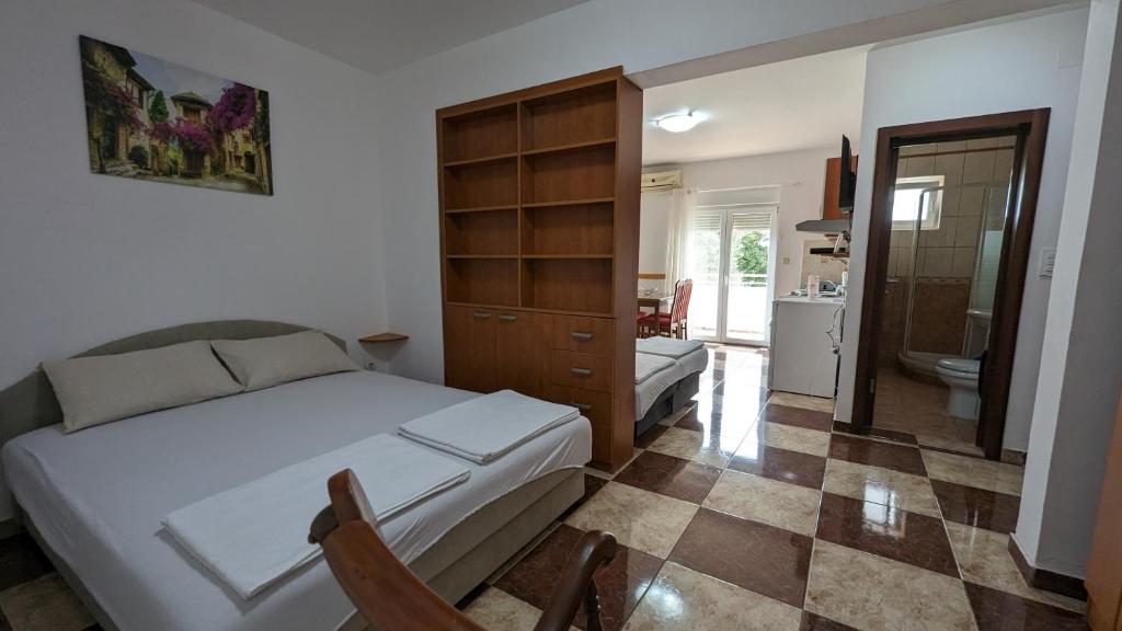 ein kleines Schlafzimmer mit einem Bett und einem Badezimmer in der Unterkunft Apartment Igalo-Center, 40m2 in Herceg-Novi
