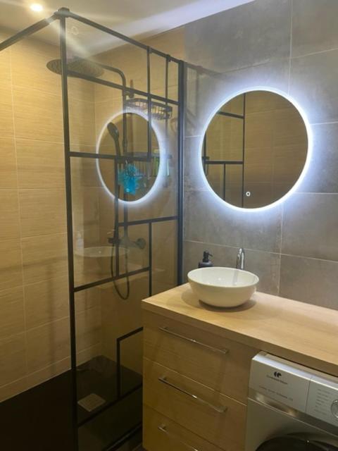 W łazience znajduje się umywalka oraz prysznic z lustrem. w obiekcie Chambre privée dans un appartement partagé w mieście Villeurbanne