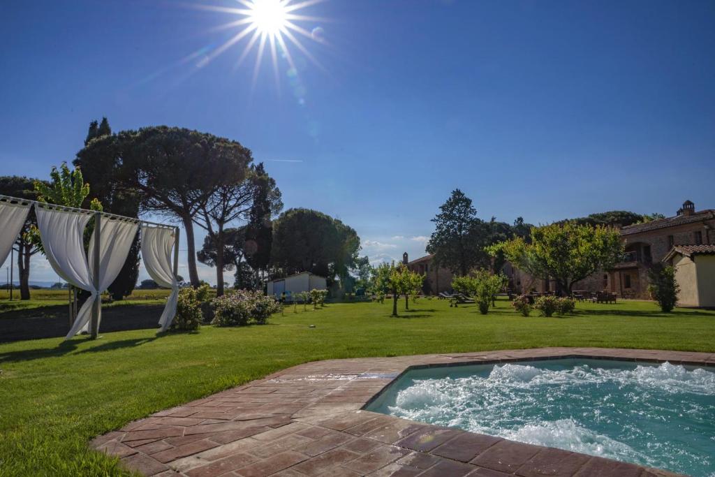 a hot tub in the middle of a yard at Morami Wine Agriturismo in Panicarola