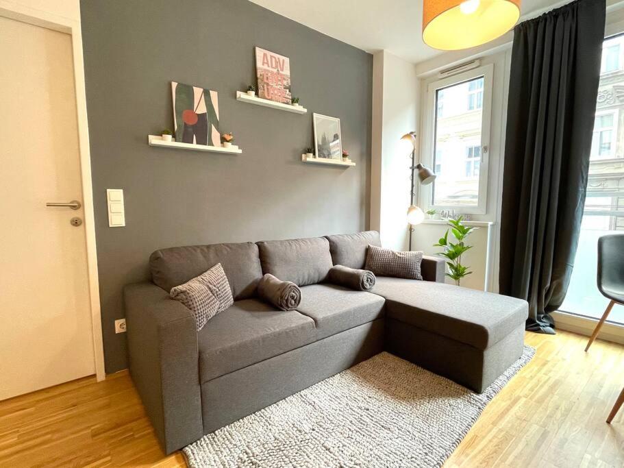 una sala de estar con un sofá gris en una habitación en New I Stylish I Modern I Cozy, en Viena