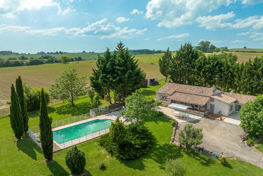 una vista aérea de una casa con piscina y patio en Detente au pays de Lauzun en Saint-Colomb-de-Lauzun