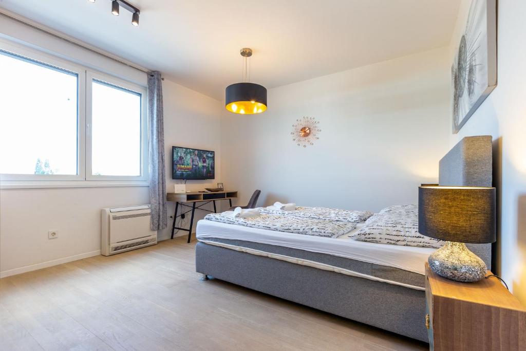 Posteľ alebo postele v izbe v ubytovaní Tiffy studio w private parking