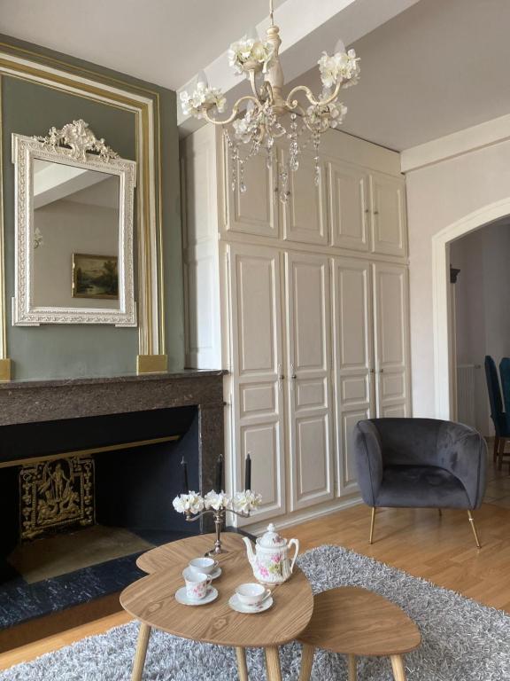 Fotografia z galérie ubytovania A Romantic Apartment - Hyper-centre v destinácii Bagnères-de-Bigorre