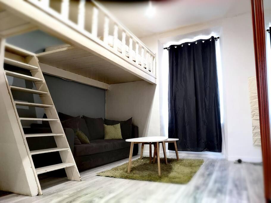 ein Wohnzimmer mit einem Sofa und Etagenbetten in der Unterkunft F1 37m² hyper centre face au marché in Ajaccio