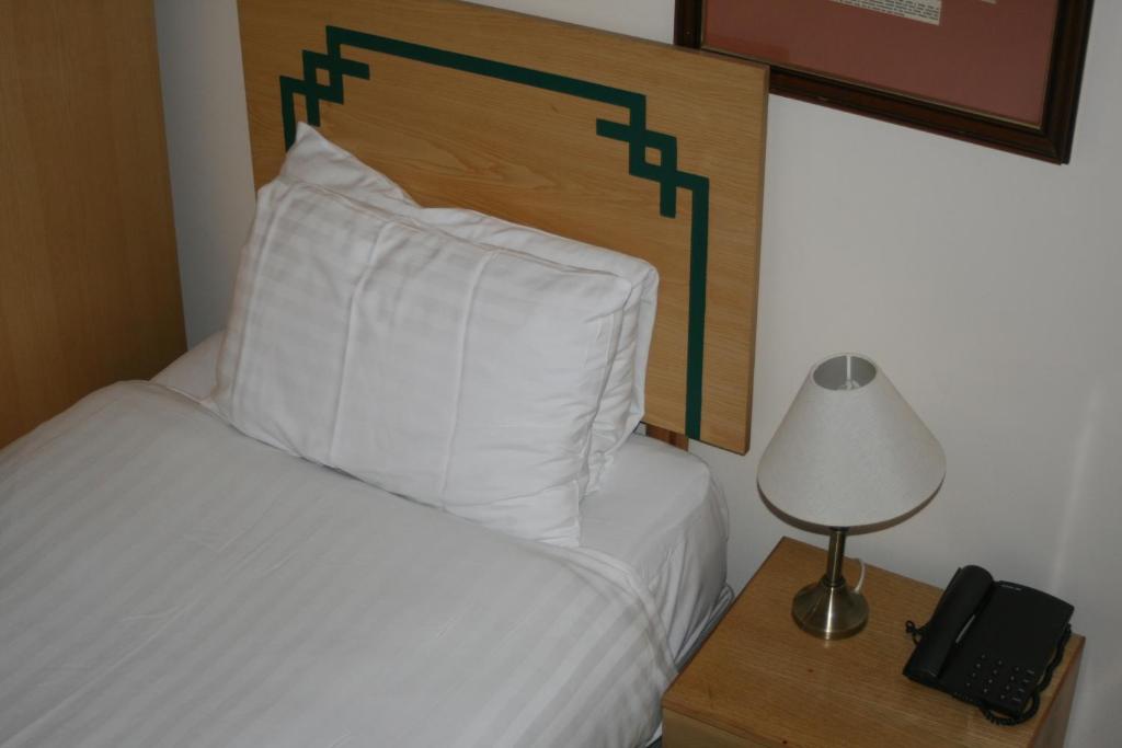 Hanover Hotel & McCartney's Bar - Resim 18