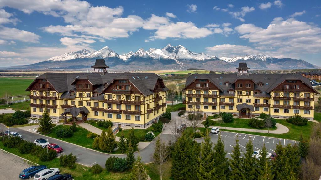 an aerial view of a resort with mountains in the background at Apartmán Lomnica - Vysoké Tatry in Veľká Lomnica