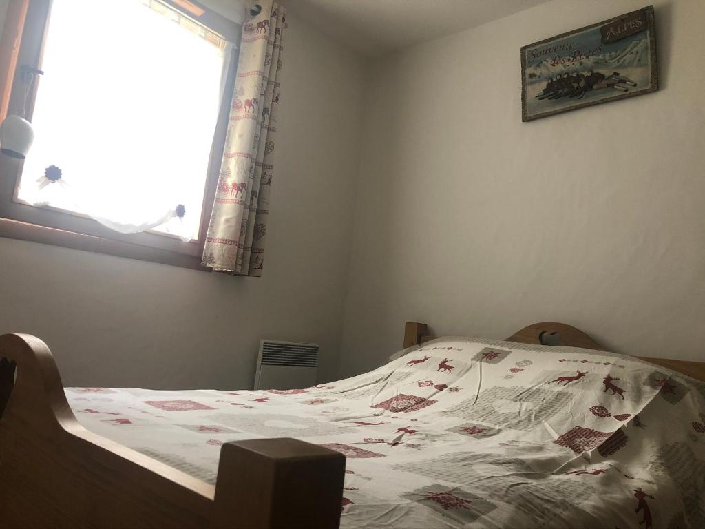 Łóżko lub łóżka w pokoju w obiekcie Ma tanière aux 7 Laux