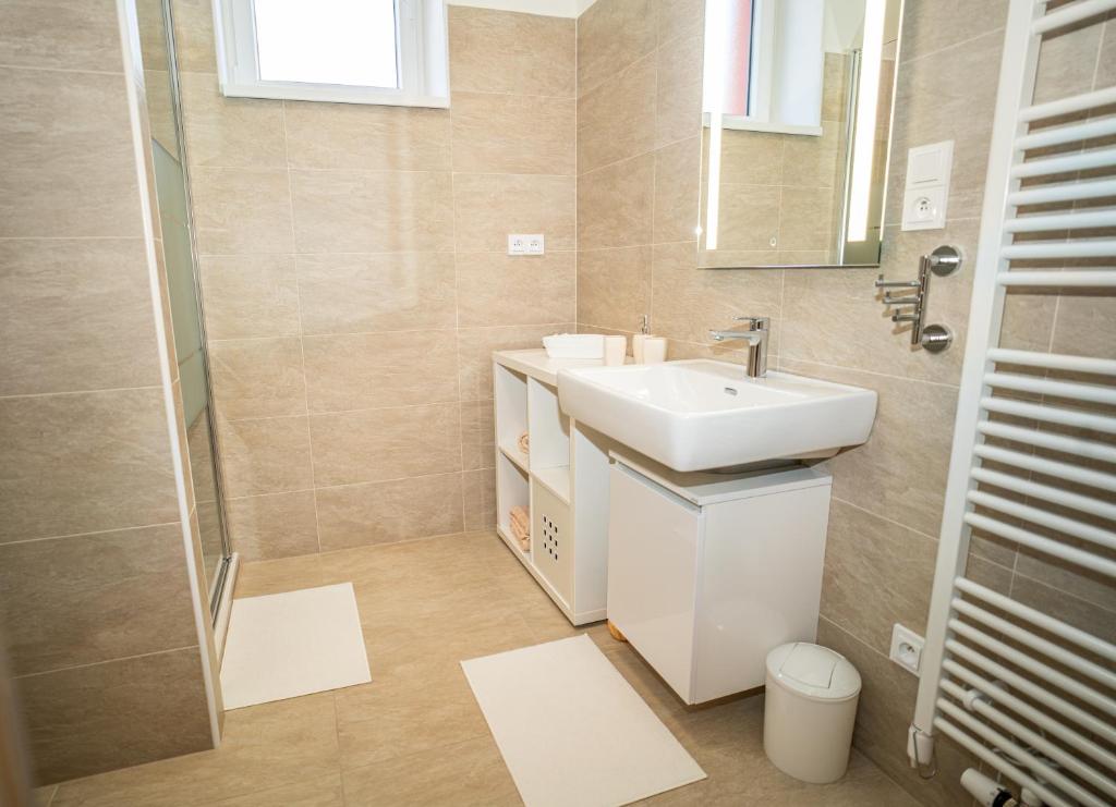 Koupelna v ubytování Apartmánový dům Sklípek