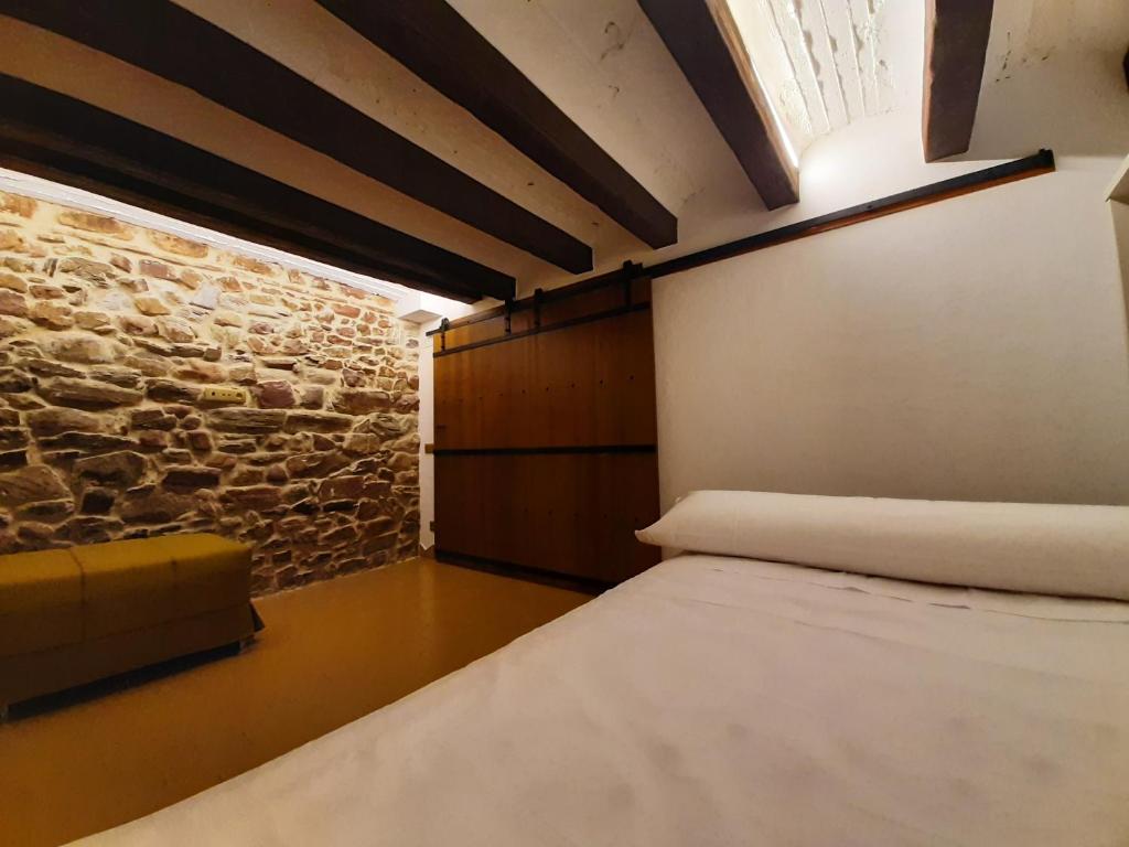 Posteľ alebo postele v izbe v ubytovaní Casa rural rústica "EL COLMENAR" para parejas, familias o amigos a la montaña