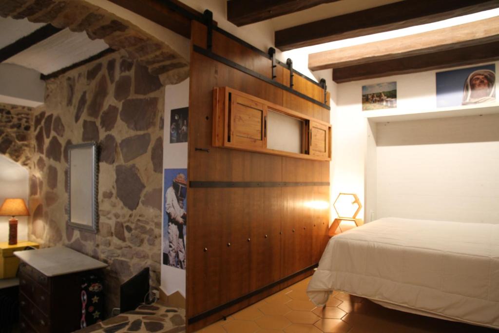 Posteľ alebo postele v izbe v ubytovaní Casa rural rústica "EL COLMENAR" para parejas, familias o amigos a la montaña