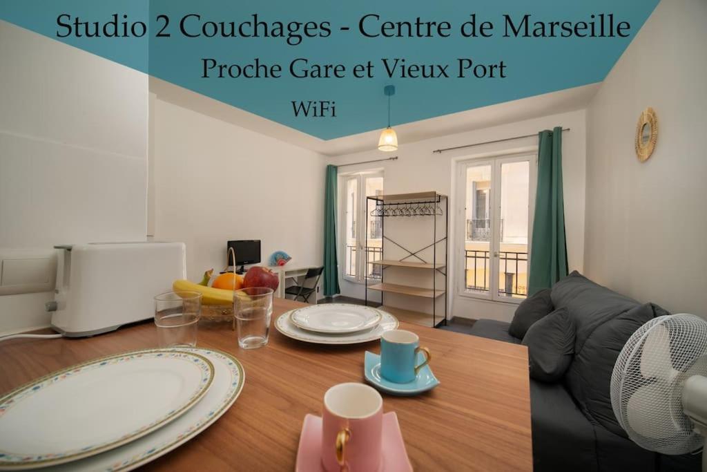 a living room with a table and a couch at Appartement tout équipé à coté/Vieux port/Noailles in Marseille