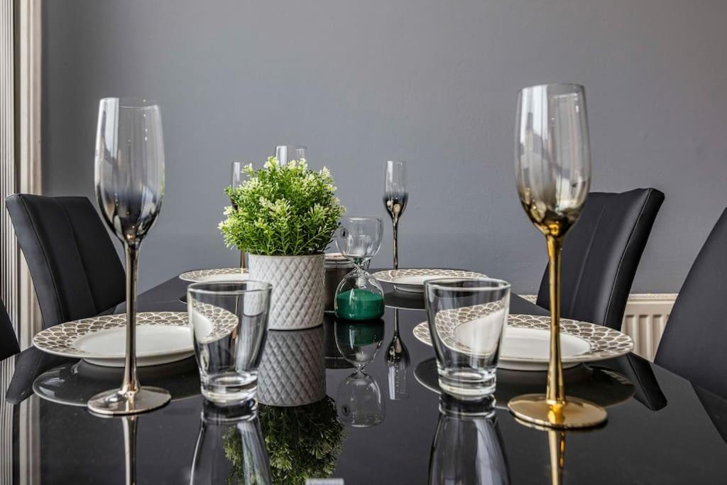 ein schwarzer Tisch mit Weingläsern darüber in der Unterkunft Luxury stay in EastwoodTown centre in Eastwood