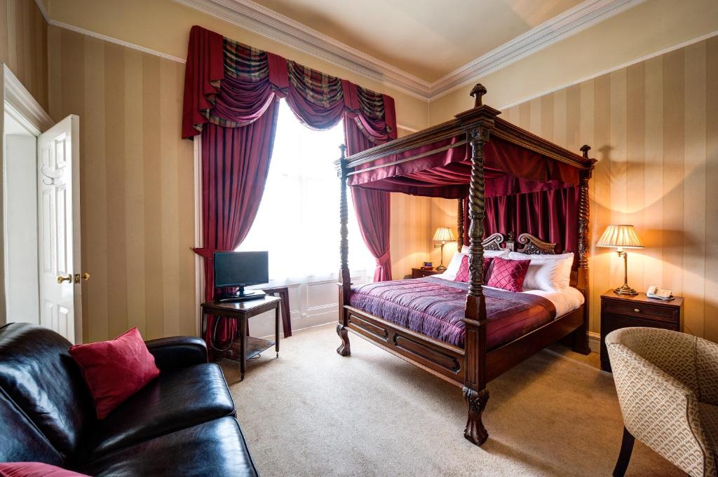 Letto o letti in una camera di Kildonan Lodge Hotel