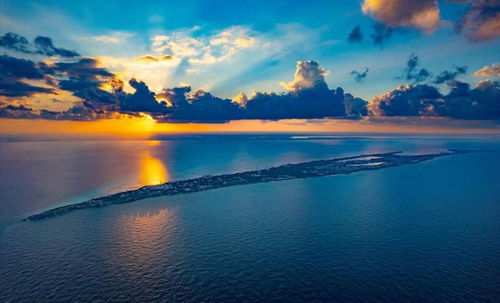 una isla en medio de un cuerpo de agua en Casa Chen-Huaye, en Isla Mujeres