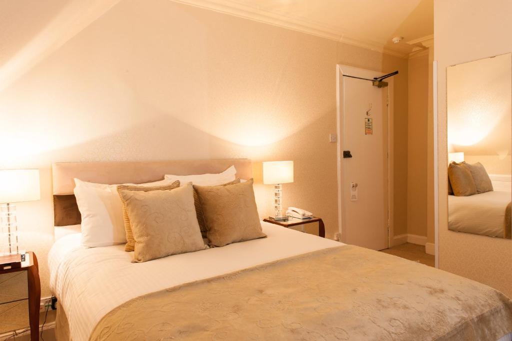Letto o letti in una camera di Kildonan Lodge Hotel