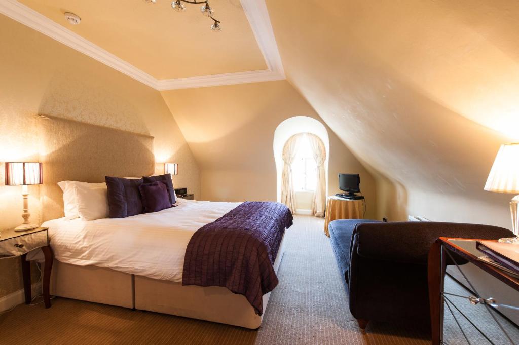 Letto o letti in una camera di Kildonan Lodge Hotel