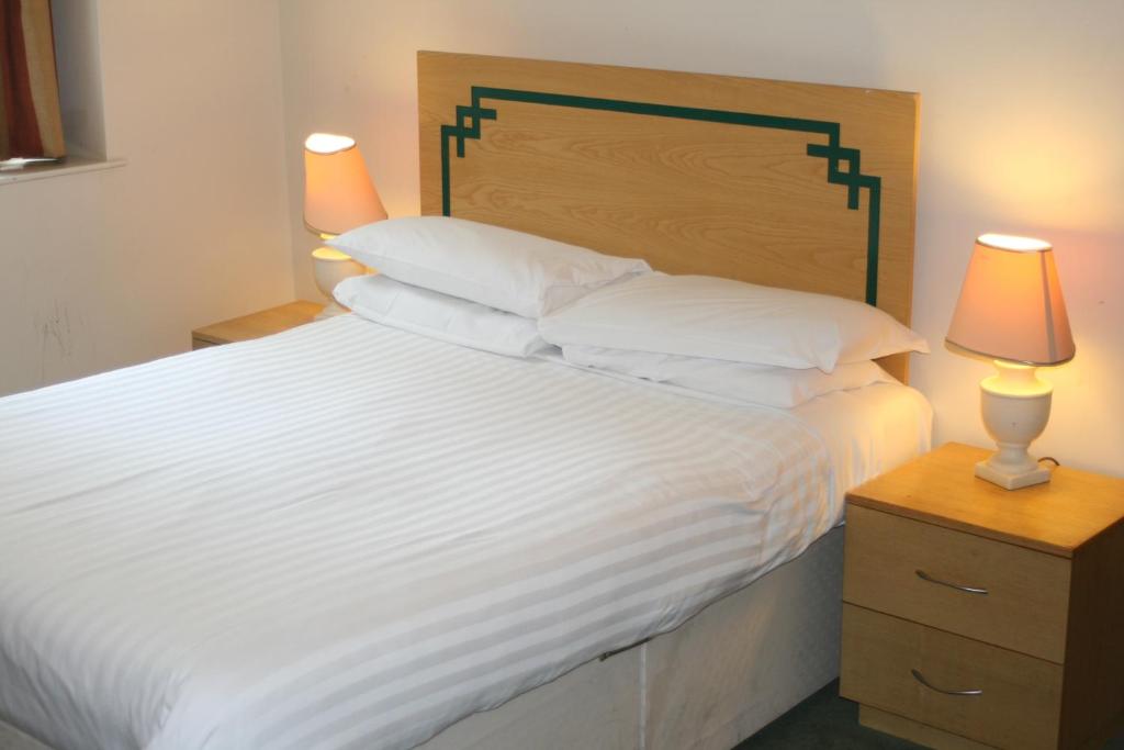 Hanover Hotel & McCartney's Bar - Resim 6