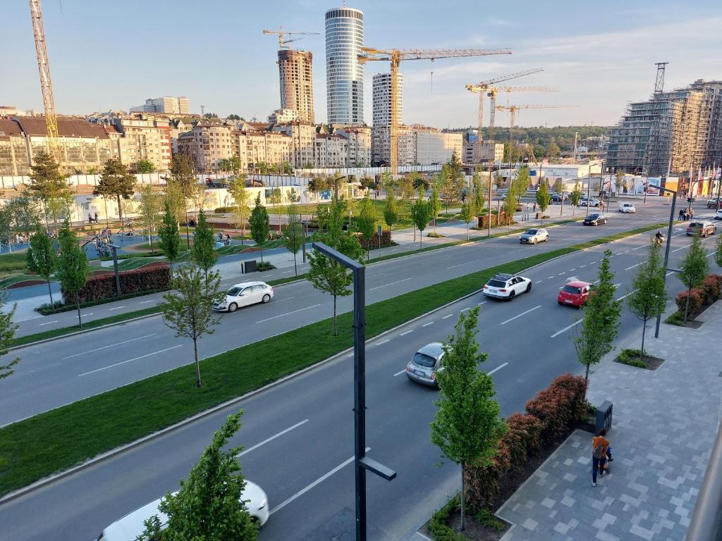 Nespecifikovaný výhled na destinaci Sajmište nebo výhled na město při pohledu z apartmánu