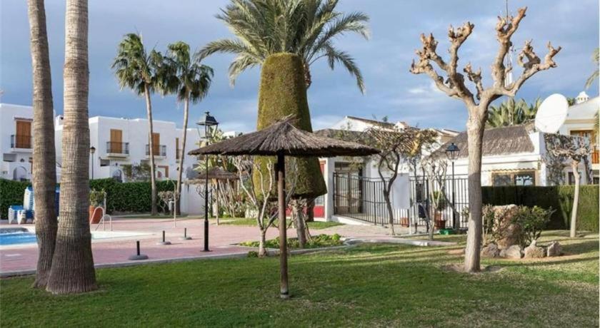 Bazén v ubytovaní Apartamento Soleado Vera Costa, 200 m de la playa alebo v jeho blízkosti