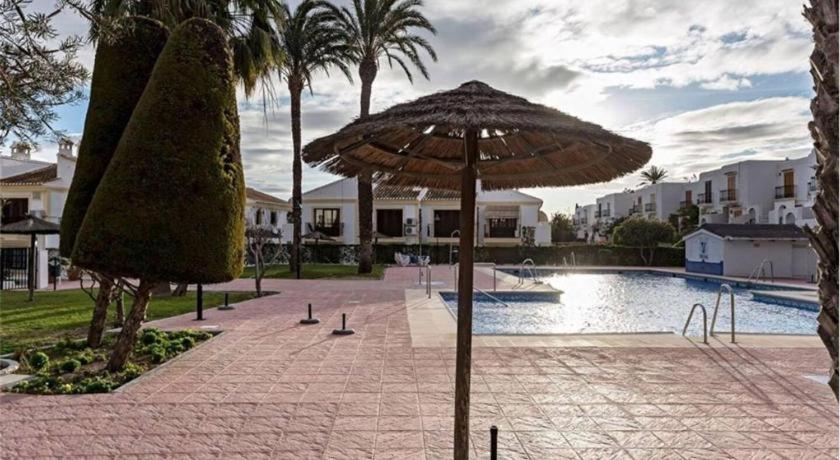 Bazén v ubytovaní Apartamento Soleado Vera Costa, 200 m de la playa alebo v jeho blízkosti