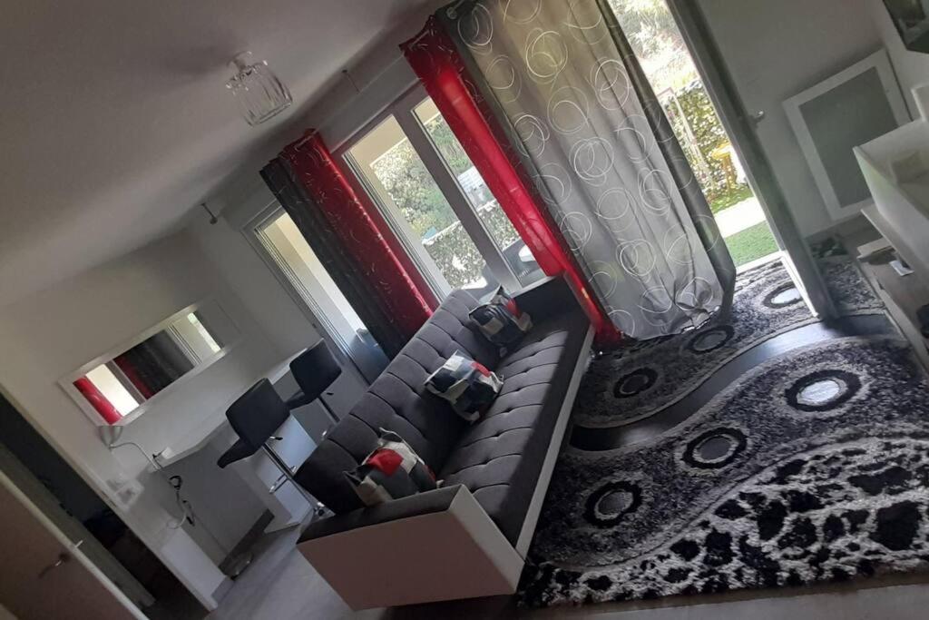 einen Blick über ein Wohnzimmer mit Sofa in der Unterkunft T2 de Haut standing- Montpellier in Montpellier