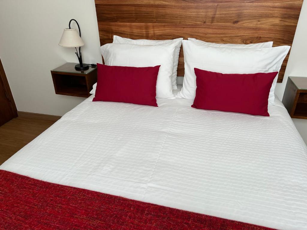 Postel nebo postele na pokoji v ubytování Palácio - Exclusive Villa, Caloura