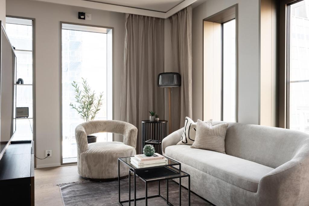 uma sala de estar com um sofá e uma cadeira em Norra Station Executive Suite - 3km from City Centre em Estocolmo