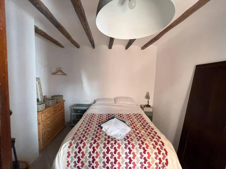 1 dormitorio con 1 cama con una manta colorida en Stunning mountain and sea views, en Finestrat