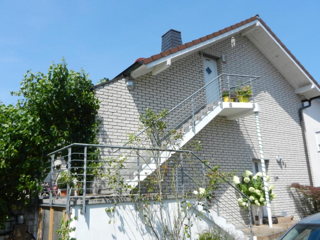 um edifício de tijolos brancos com escadas e plantas nele em Dachgeschoss Feriewohnung für Zwei em Colônia