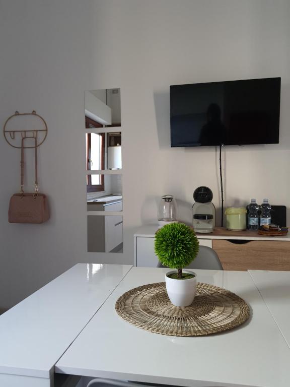 A kitchen or kitchenette at Casetta 144A