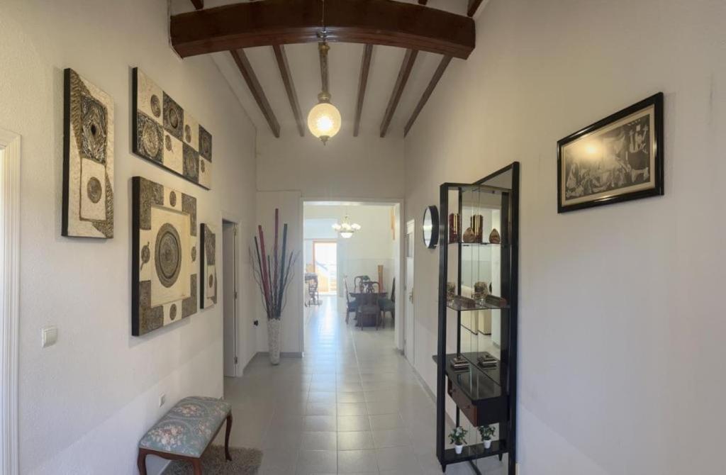 un pasillo de una casa con fotos en las paredes en Casa Domínguez en Alicante